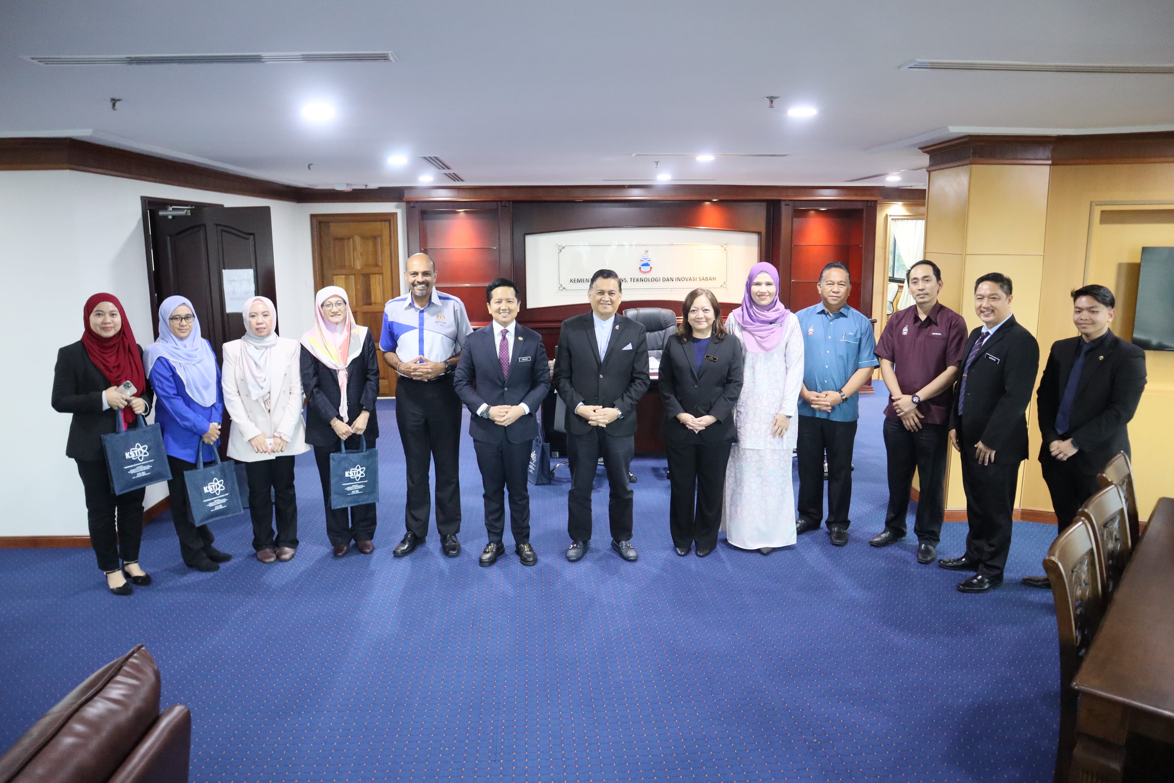 Kunjungan Hormat YB Datuk Aurthur J. Kurup, Timbalan Menteri Sains, Teknologi dan Inovasi  bagi membincangkan program-program kolaborasi berkaitan STIE di antara MOSTI dan KSTI
